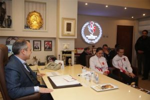 Bursasporlu boks&ouml;r Urgu Us'a anlamlı &ouml;d&uuml;l