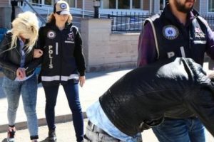 Sahte para ile alışveriş yapan sevgililer yakalandı