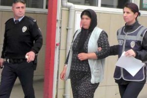 Hırsızlık i&ccedil;in girdiği evde yakalanan kadın 'aşeriyorum' dedi