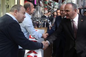 Bakan &Ouml;zl&uuml;'den Bursa'da 'hayır' &ccedil;adırına ziyaret