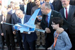 Bakan Kılı&ccedil; T&uuml;rkiye'nin en gen&ccedil; İHA pilotunu izledi