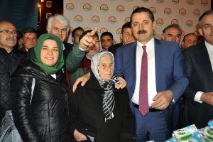 Bakan &Ccedil;elik Bursa'da vatandaşların kandillerini kutladı