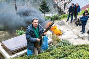 Rizeli vatandaşlar ayılarla m&uuml;cadele ediyor