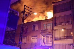 Apartmanın &ccedil;atısı alev alev yandı