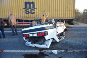 Bursa'da takla atan otomobilde 2 gen&ccedil; yaralandı