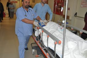 Bursa'da &ccedil;&ouml;p kamyonu ile &ccedil;arpışan motosikletli yaşam savaşı veriyor