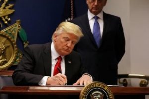 Trump seyahat yasağında ısrar ediyor