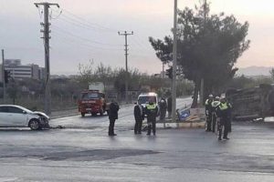 &Ccedil;evik kuvveti taşıyan minib&uuml;s devrildi: Yaralılar var