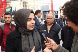 Gen&ccedil; kızın 'evet' konuşması sosyal medyada alay konusu oldu