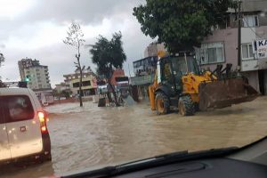 Mersin'de şiddetli yağış hayatı olumsuz etkiledi