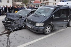 Bakan Işık'ın konvoyunda kaza: 5 yaralı