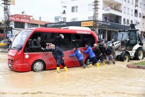 Mersin'de yağmur su baskınlarına yola&ccedil;tı