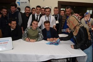 Trabzonsporlu futbolcular imza dağıttı