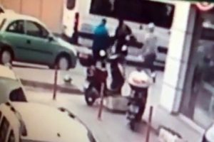 Bursa'da gasp dehşeti g&uuml;venlik kamerasında