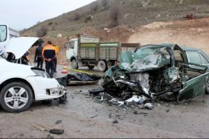 İki ara&ccedil; kafa kafaya &ccedil;arpıştı: 1 &ouml;l&uuml;, 6 yaralı