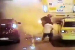 S&uuml;r&uuml;klenen motosiklet s&uuml;r&uuml;c&uuml;y&uuml; yaktı