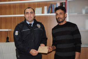 Hamallık yapan vatandaş, bulduğu parayı polise teslim etti