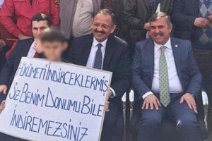 Bakan'dan o pankartla ilgili sert s&ouml;zler