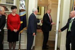 Trump aniden odayı terk etti Pence arkasından bakakaldı