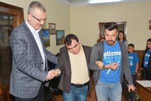 Bursa'nın Karacabey Belediye Başkanı &Ouml;zkan otizmli &ccedil;ocukları ağırladı
