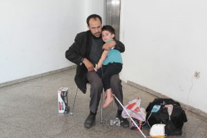 G&ouml;rme engelli babanın g&ouml;z yaşartan fedakarlığı