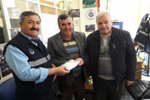 Bursa'da sokakta bulduğu 10 bin lirayı zabıta ekiplerine teslim etti