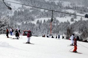 Bursa Uludağ'da kar kalınlığı 80 santimetre &ouml;l&ccedil;&uuml;ld&uuml;