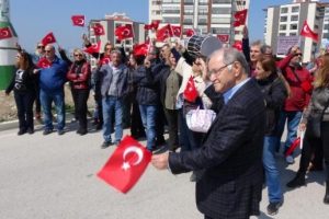 Eski Başbakan Yardımcısı, Bursa'da eline bayrak alıp yol kesti