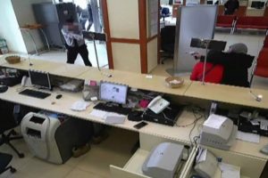 Filmleri aratmayan soygun girişimi kamerada