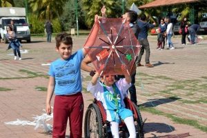 Otizmli &ccedil;ocuklar i&ccedil;in u&ccedil;urtma şenliği