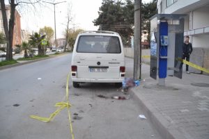 Tartıştığı kişinin başına şişeyle vurdu