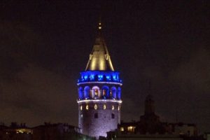 İstanbul'un simgeleri Otizm i&ccedil;in maviye b&uuml;r&uuml;nd&uuml;