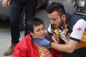 Bursa'da dikkatsiz s&uuml;r&uuml;c&uuml; yaşlı kadını canından ediyordu