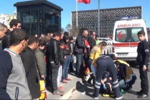Taksim'de kadın s&uuml;r&uuml;c&uuml; yayaya &ccedil;arptı