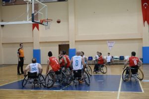 Osmangazi Belediyespor Tekerlekli Sandalye Basketbol Takımı'ndan farklı galibiyet