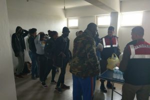 İzmir'de 58 g&ouml;&ccedil;men yakalandı