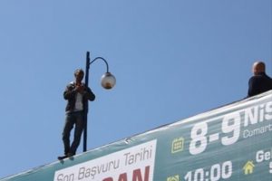 İstanbul istikametini kilitleyen intihar girişimi