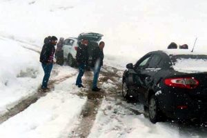 Nisanda kar yağışı yolda bıraktı
