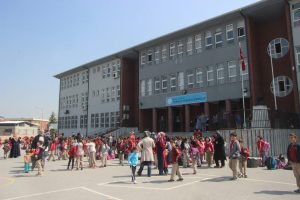 Bursa'da ilkokulda yangın! Korkan &ouml;ğrencileri itfaiyeci kıyafetlerini giydi