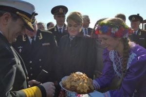 T&uuml;rk savaş gemileri Rusya'da tuz-ekmekle karşılandı