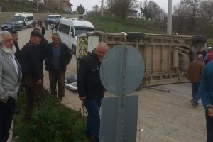 &Ouml;ğrenci servisiyle otomobil &ccedil;arpıştı: 16 yaralı