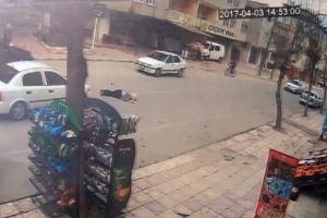 Otomobilin gen&ccedil; kıza &ccedil;arptığı an kamerada