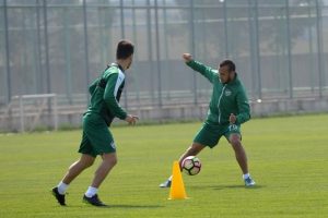 Bursaspor, Karab&uuml;kspor ma&ccedil;ı hazırlıklarına ara vermeden başladı