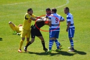 Portekiz'de sinirli futbolcu hakemi bayılttı