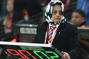 TT Arena'daki saha komiseri ilgi odağı oldu!