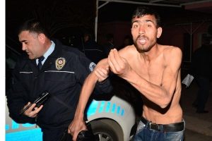 Zabıtaların kendisini d&ouml;vd&uuml;ğ&uuml;n&uuml; iddia edip, şikayet&ccedil;i oldu