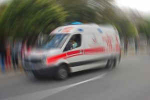 Kazaya karışan ara&ccedil; evin bah&ccedil;esine daldı: 1 &ouml;l&uuml;, 3 yaralı