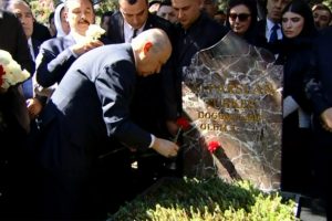Alparslan T&uuml;rkeş kabri başında anıldı