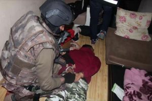 3 ilde uyuşturucu operasyonu: 132 g&ouml;zaltı