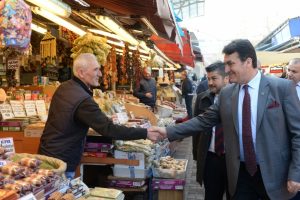 Bursa Osmangazi Belediye Başkanı pazarcılarla kahvaltıda buluştu